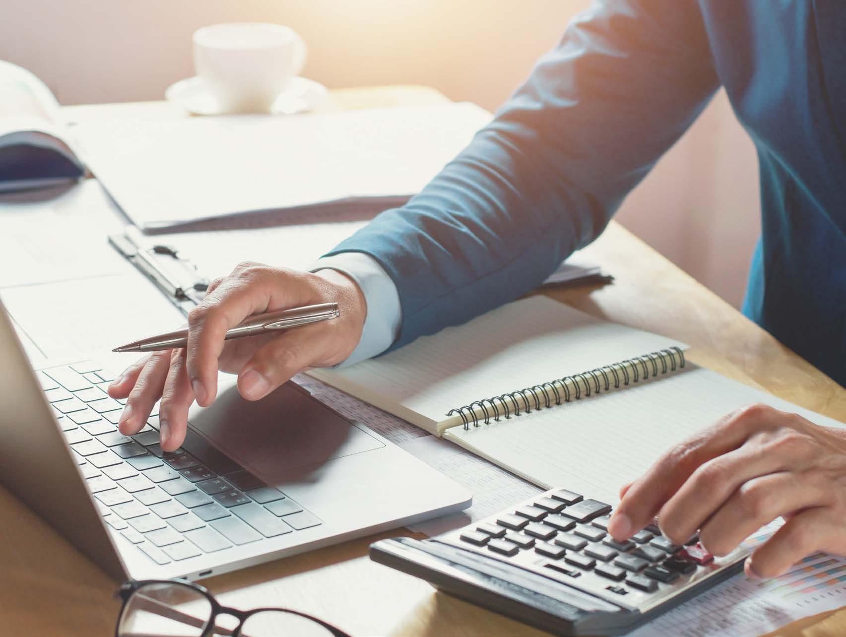 Profissional realizando cálculos financeiros e relatórios